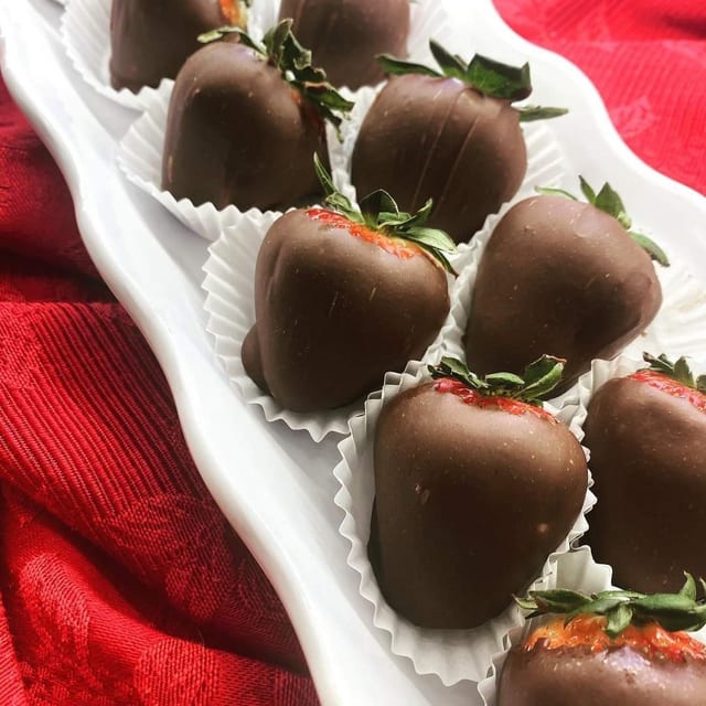 Chocolate Silk Strawberries (4 Lrg).